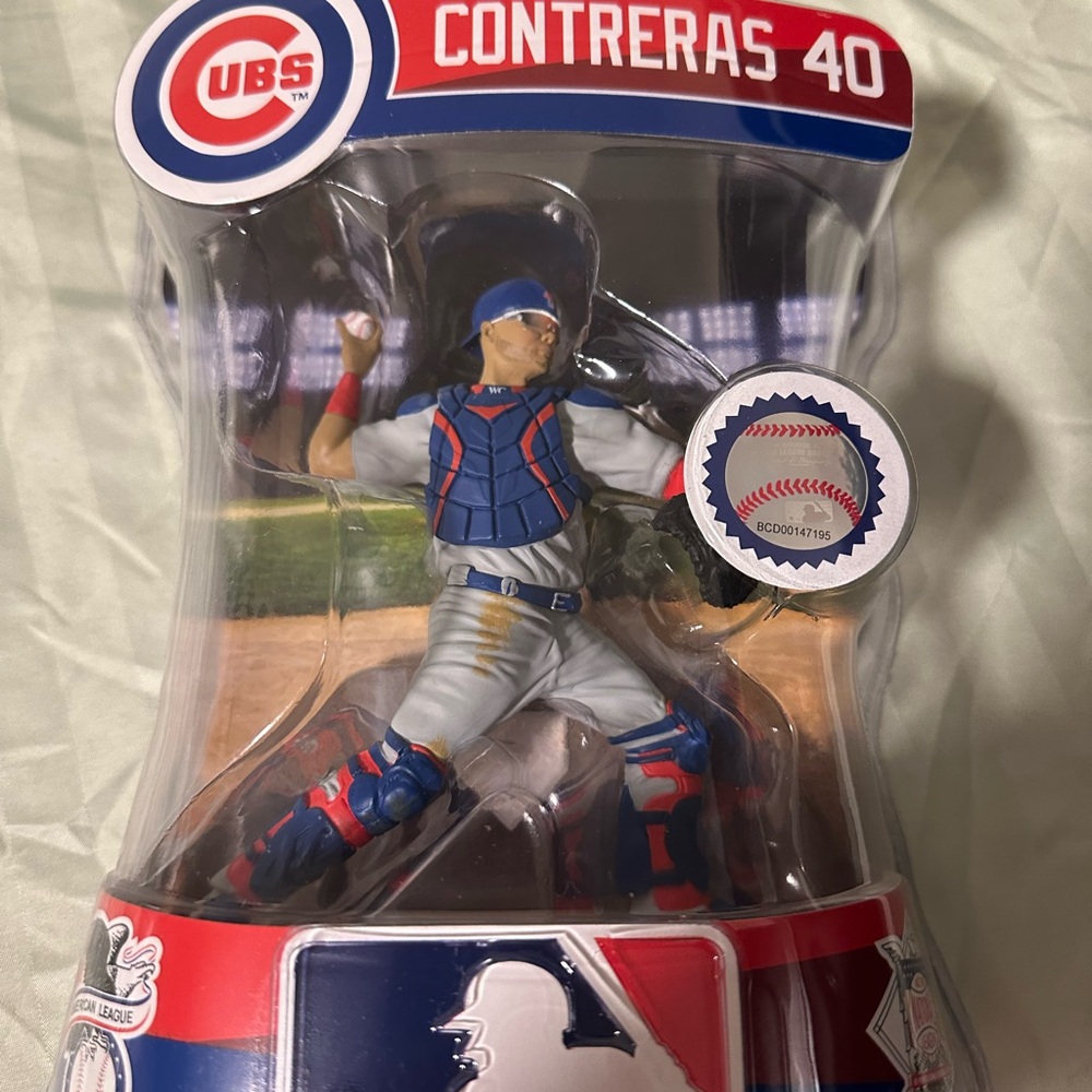 Chicago Cubs #40 Wilson Contreras figurine with base